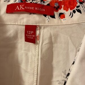 AK Anne Klein size 12P white with red,lite blue flowers with black leaves